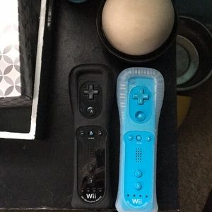 2 fully working wii remotes
